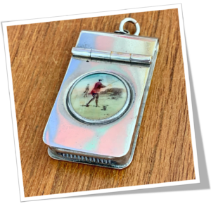 N.I 1890 CAPOT GOLFEUR EN MÉDAILLON