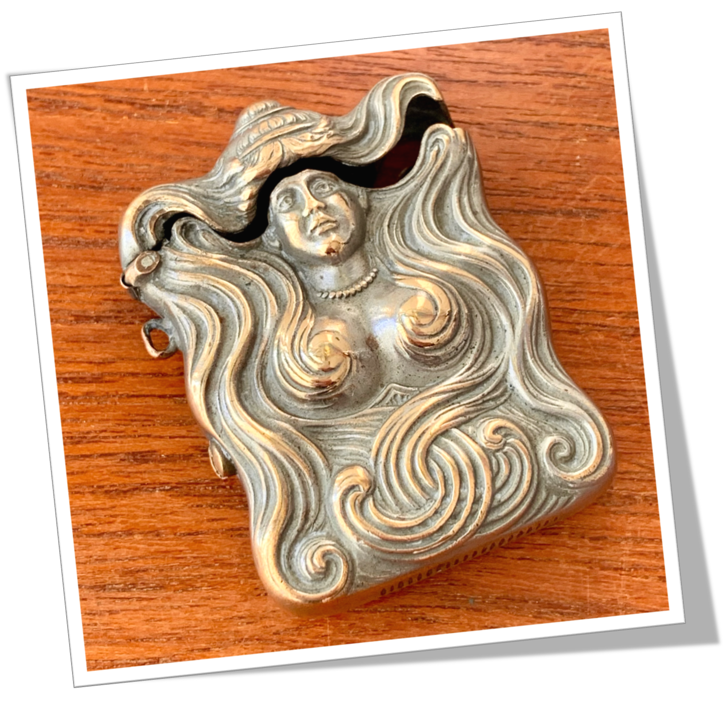 N.I 1900 FEMME À LA CHEVELURE FLOQUÉE ART NOUVEAU