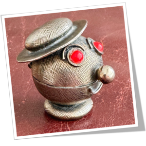 N.I 1960 PILULIER TÊTE DE POUPÉE AUX YEUX ROUGES