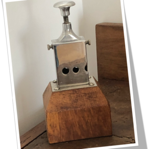 N.I 1950 TRIANGULAIRE ÉMAILLÉ BUR. CAT.