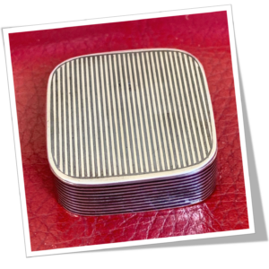 N.I 1910 TABATIÈRE BANDELETTES NIELLÉ