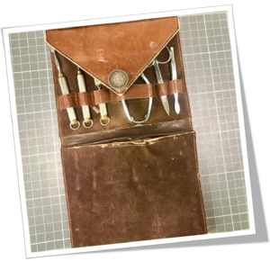 ELOI 1970 TROUSSE PÉDICURE ENVELOPPE